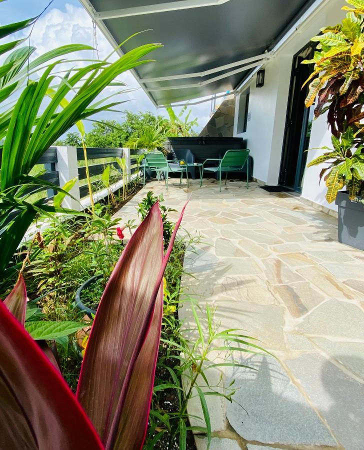 Ti Karet - Charmant Logement Avec Jacuzzi Et Vue Mer Terre-De-Haut Exterior photo