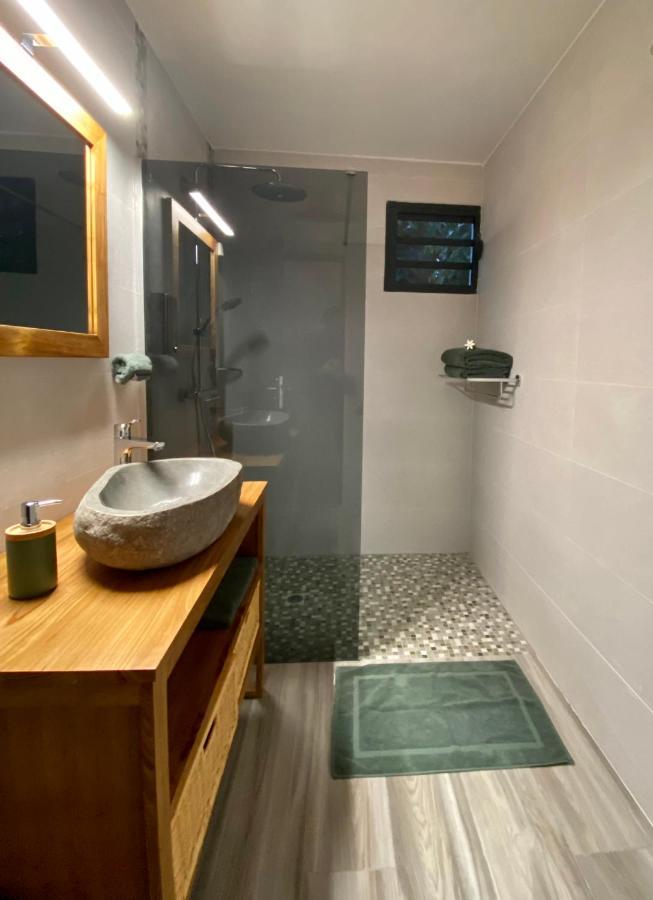 Ti Karet - Charmant Logement Avec Jacuzzi Et Vue Mer Terre-De-Haut Exterior photo